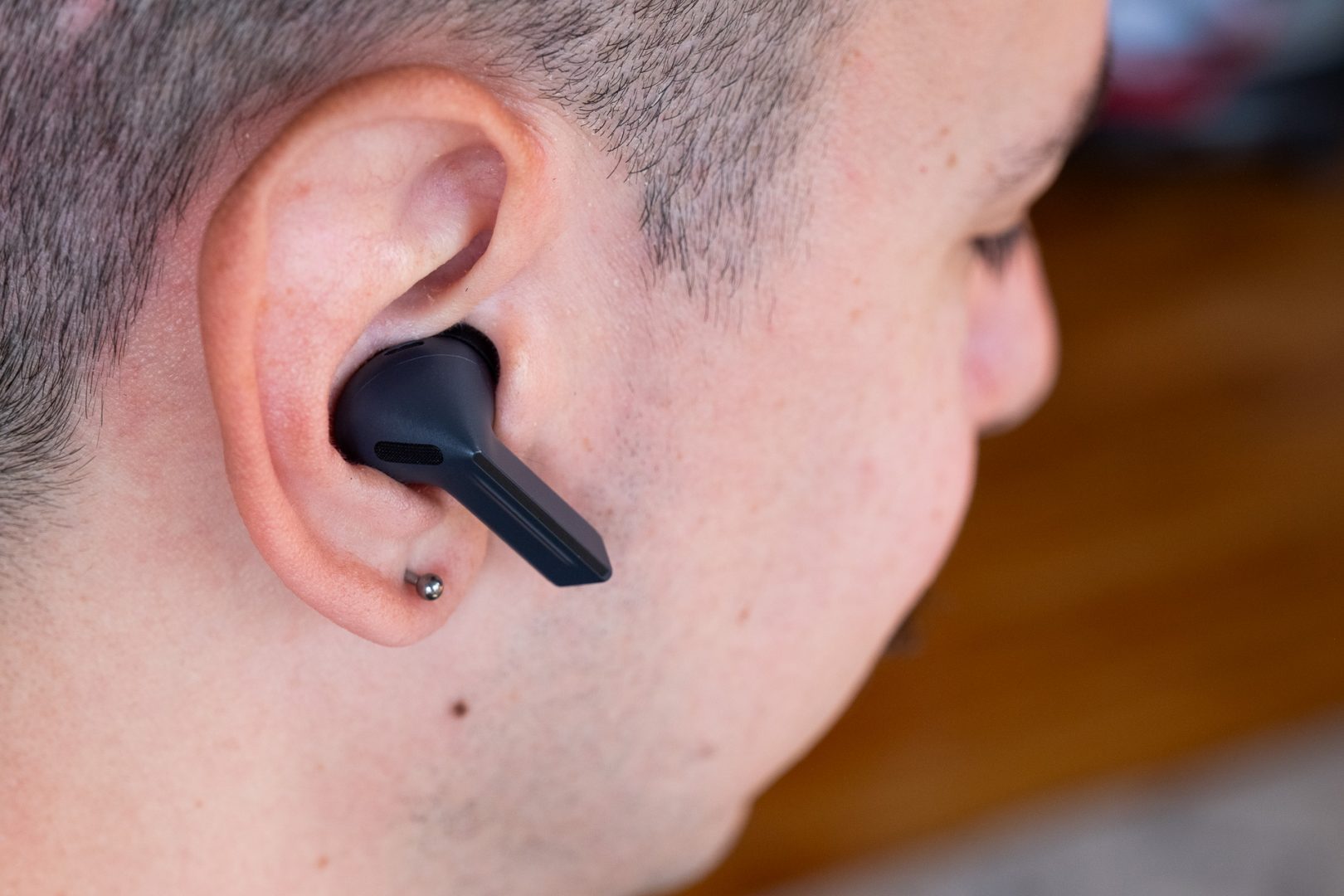 https://gizmodo.com/app/uploads/2025/09/Samsung-Galaxy-Buds-3-FE-2.jpg