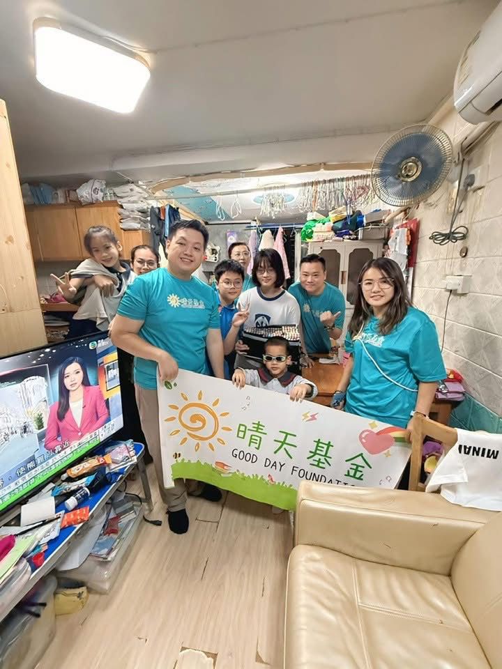 晴天基金夢啟航計劃義工家訪行動，義工團隊走進基層家庭與孩子及家長交流，送上夢想禮物與成長支持，行動由黃君俠推動